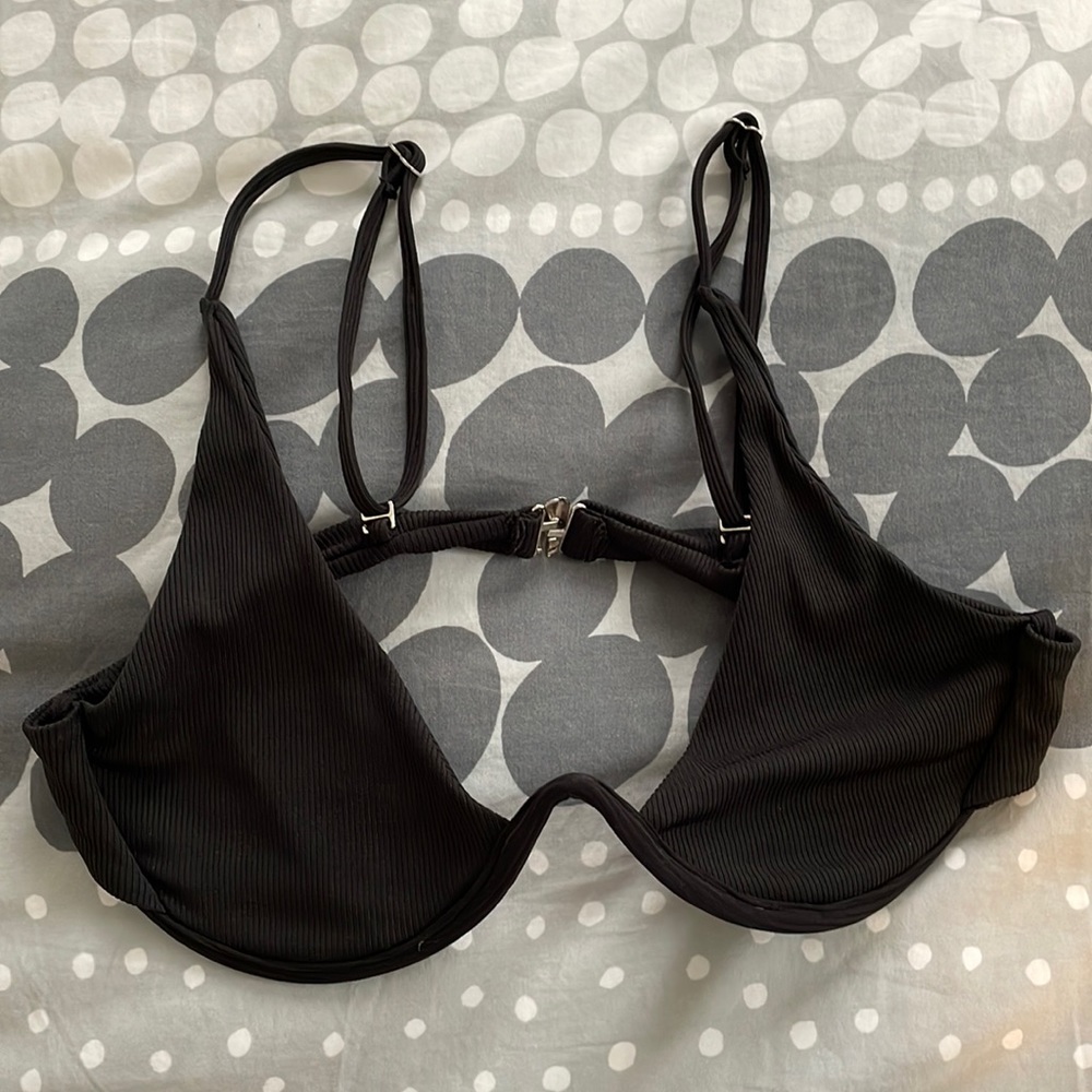 BLACK RIBBED STRUCTURED BIKINI TOP
